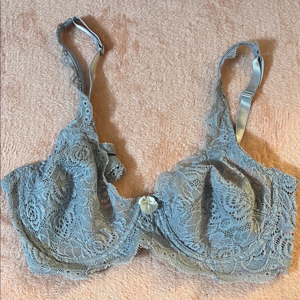 Sophie B. Lace Underwire Bra in Soft Gray